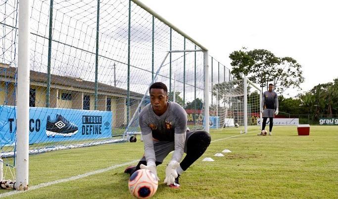 Goleiro do Sport passa por cirurgia na face e se diz motivado pela recuperação