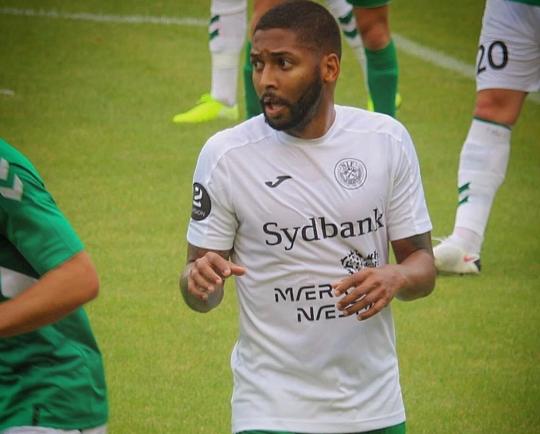 Com passagem pela dupla Ba-Vi, meia ex-seleção visa retorno ao Brasil