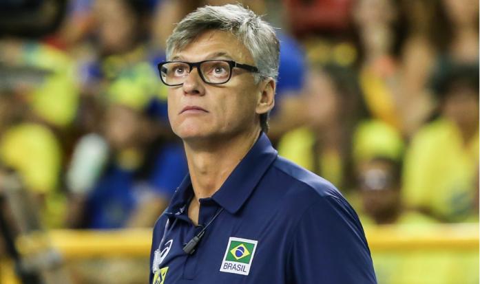 Internado com covid-19, técnico da seleção brasileira de vôlei segue intubado