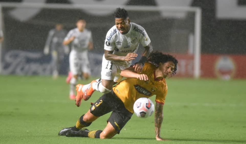 Sob forte chuva, Santos é derrota na estreia da Libertadores