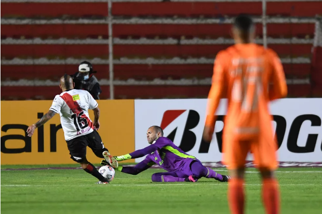 Goleiro admite domínio adversário em derrota na estreia do Inter na Libertadores