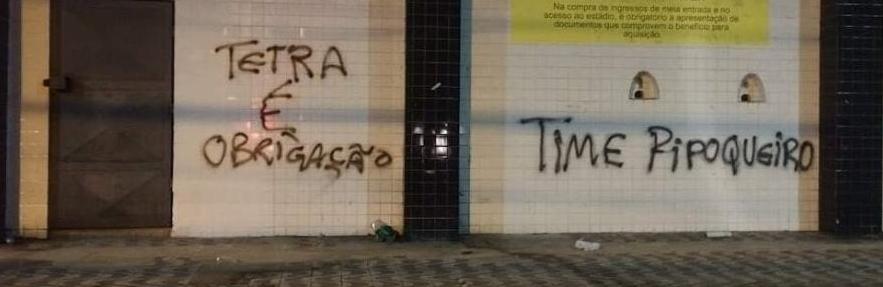 Vândalos picham os muros da Vila Belmiro após derrota do Santos: “Time pipoqueiro”