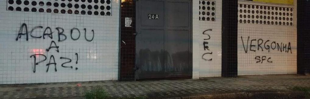 Protesto na Vila. (Foto: Reprodução / Futmais)