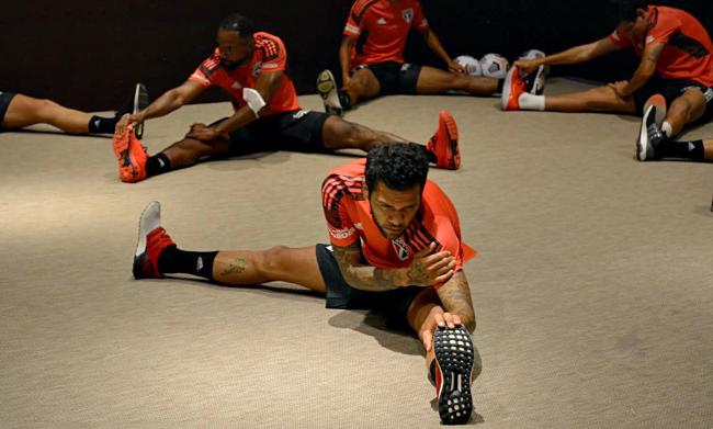 Com lesão de Igor Vinícius, Crespo pode manter Daniel Alves como ala no São Paulo