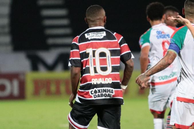 Santa Cruz homenageia Rivaldo antes de jogo pelo Pernambucano