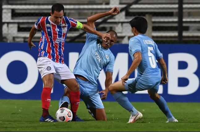 Rodriguinho, autor do gol brasileiro, sofreu com a forte marcação uruguaia