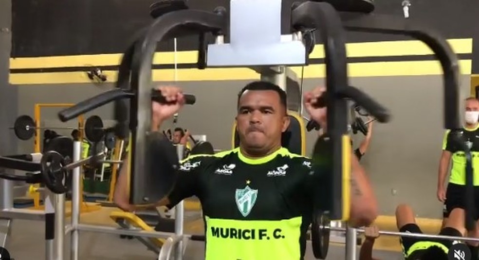 Atacante Zé Carlos comunica saída de clube alagoano e se despede