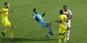 Juiz corre com cartão na mão, escorrega e dá 'carrinho' em jogador. VEJA O VÍDEO!