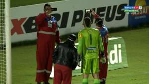 Paulistão: Equipe médica 'tieta' e pede para tirar foto com goleiro do Mirassol