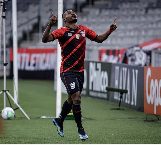 Meia do Athletico-PR está sendo sondado por dois gigantes de São Paulo