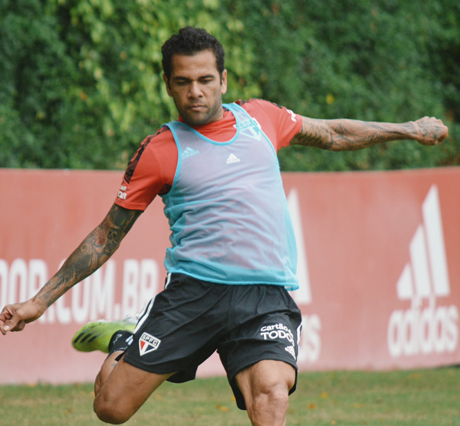 Daniel Alves se junta a Shakira e príncipe William pedindo mudanças climáticas