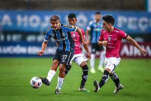 Encaminhado com a Ponte Preta, lateral contrai covid-19 e cumpre isolamento no RS