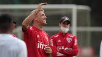 Crespo: alegria e seriedade