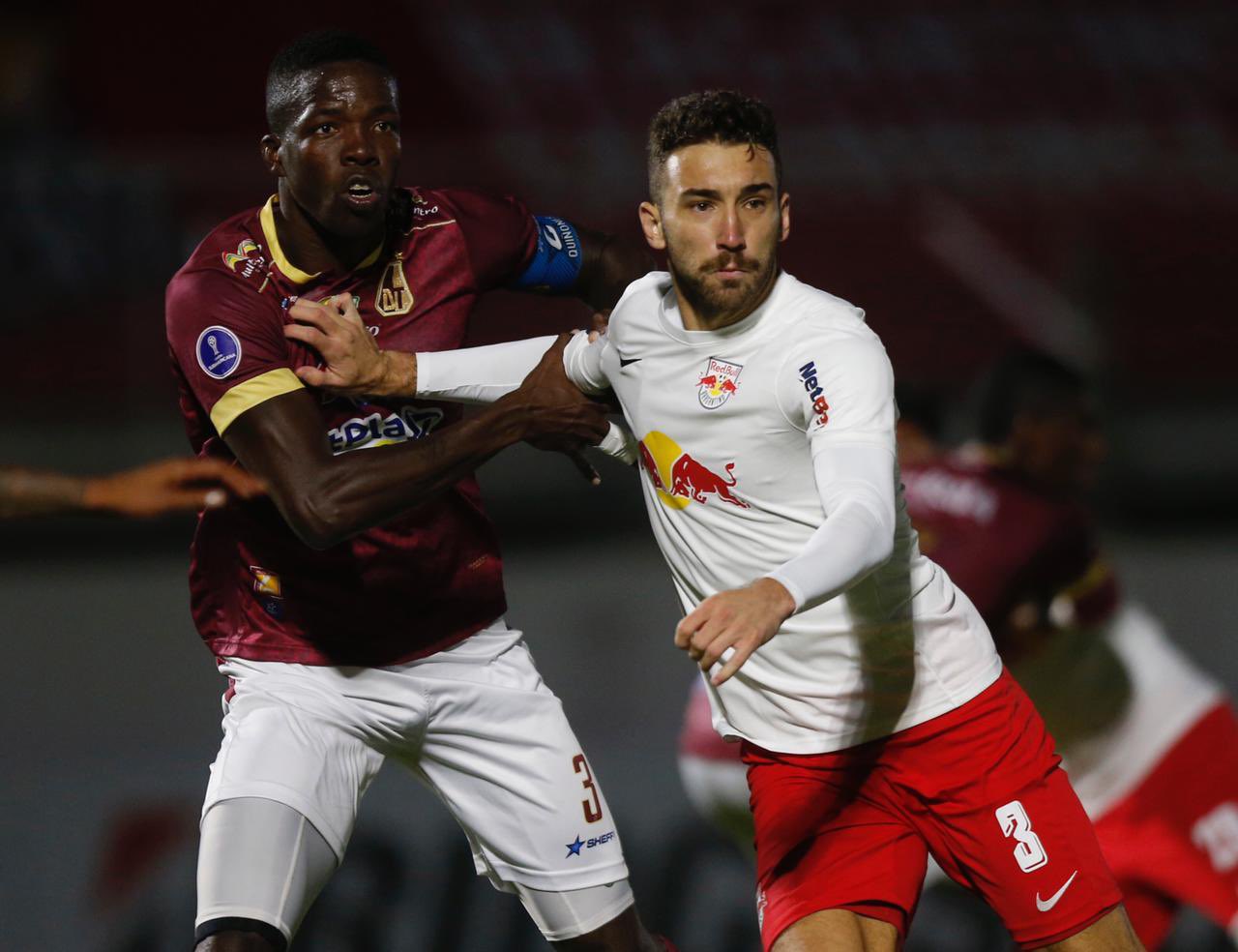 Zagueiro do RB Bragantino comemora jogo de número 90 e vitória na estreia da Sula