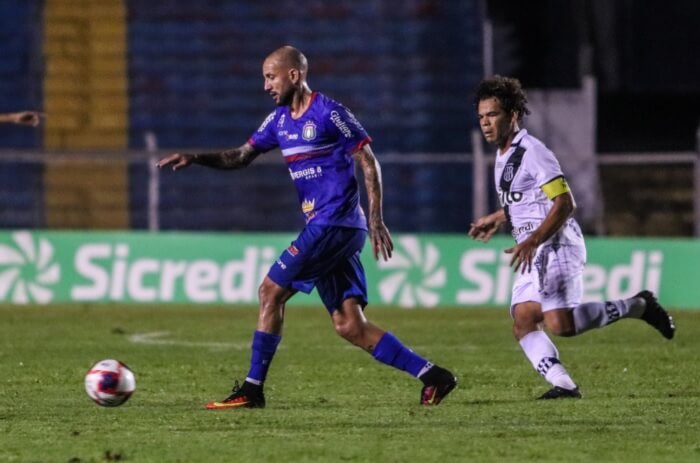 Camilo fez o gol de empate em cobrança de pênalti (Foto: Leonardo Lima/AD São Caetano)