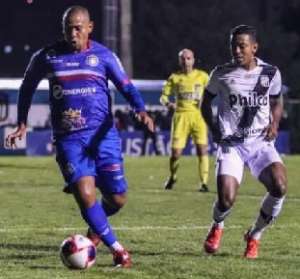 Moisés salva a Ponte Preta já nos acréscimos. Vitória é sempre vitória.