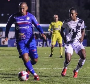 Moisés salva a Ponte Preta já nos acréscimos. Vitória é sempre vitória.