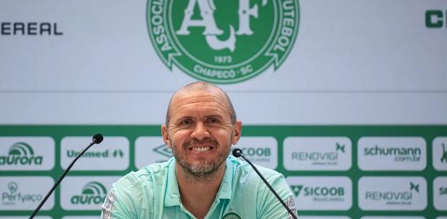 Apresentado, Mozart Santos fala em herança boa na Chapecoense e projeta bi