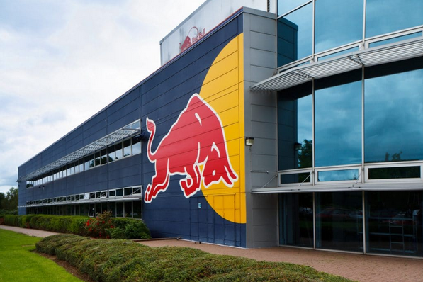 Red Bull contrata da Mercedes novo chefe com missão de desenvolver seus motores