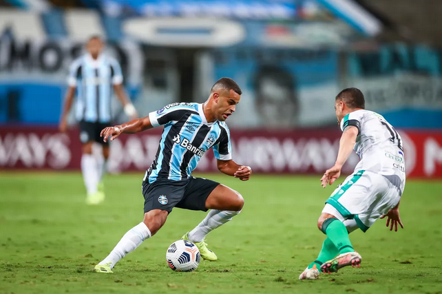Meia-atacante do Grêmio rompe ligamento em jogo da Sul-Americana