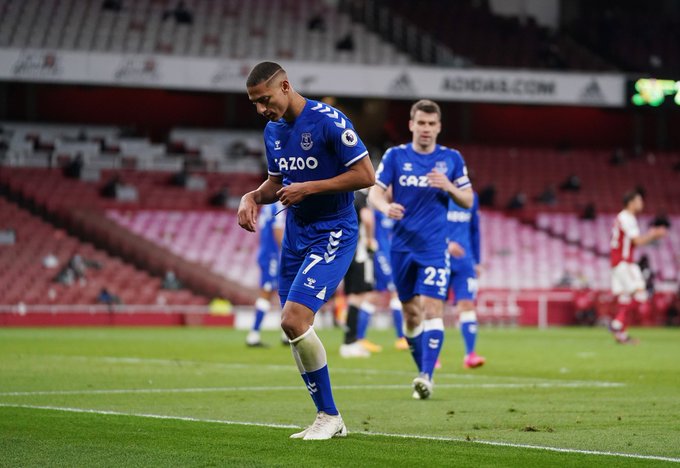 INGLÊS: Em jogada de Richarlison, goleiro do Arsenal faz gol contra em vitória do Everton