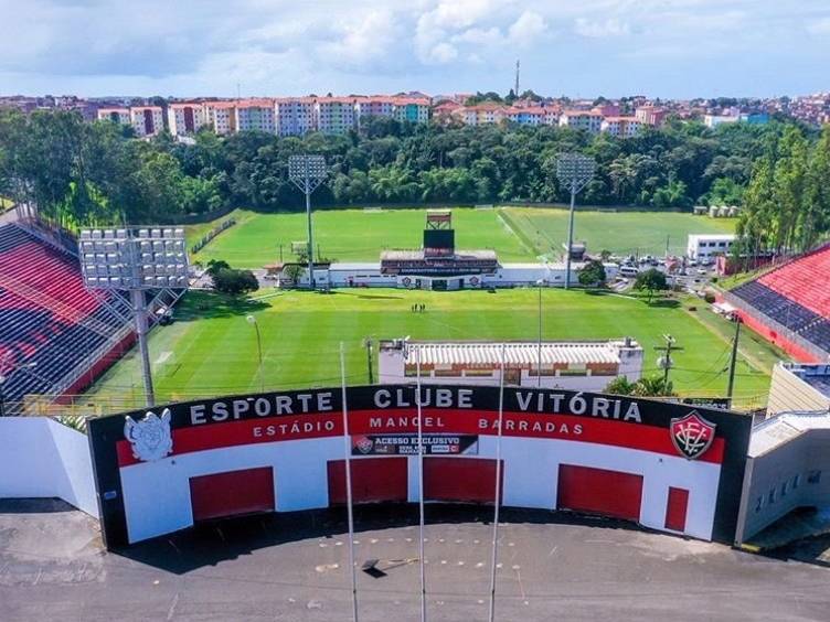 Zagueiro do Vitória é baleado em assalto na entrada do estádio Barradão