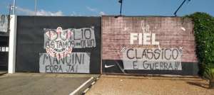 Organizada do Corinthians vai ao CT pedir a saída do treinador