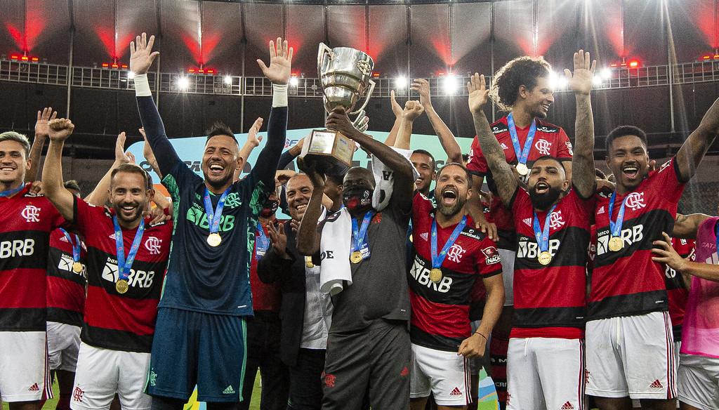 Capitão, Diego faz homenagem a massagista, que ergue taça do Flamengo