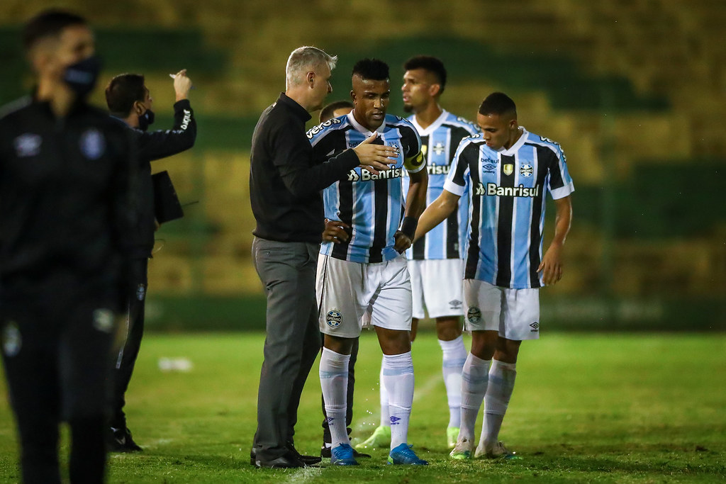 Cortez aponta ‘apagão’ após intervalo e projeta Grêmio na Copa Sul-Americana