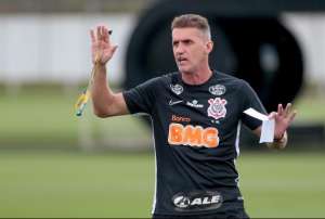 Ainda tentando se encontrar, Corinthians e Santos fazem clássico de risco