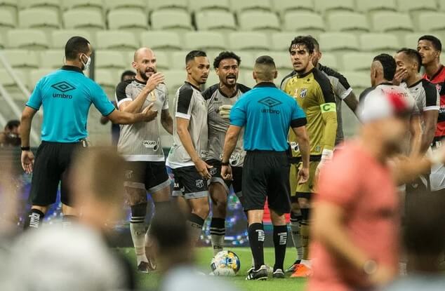 Presidente do Ceará promete entrar com representação na CBF contra árbitro