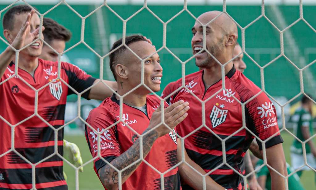 Em clássico nas quartas de final, Atlético-GO abre vantagem sobre o Goiás