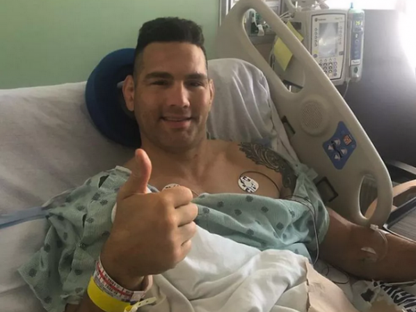 Weidman já está bem se recuperando no hospital - Foto: Reprodução / Instagram