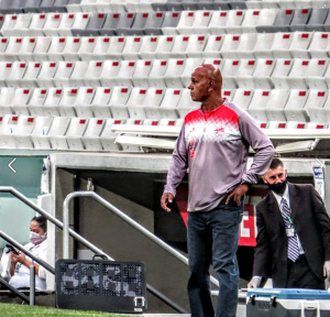 Horas depois da derrota para o Athletico Paranaense, Rio Branco demite treinador