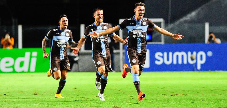 Lucas Piton comemorando belo gol de falta. (Foto: Rodrigo Corsi/Paulistão)