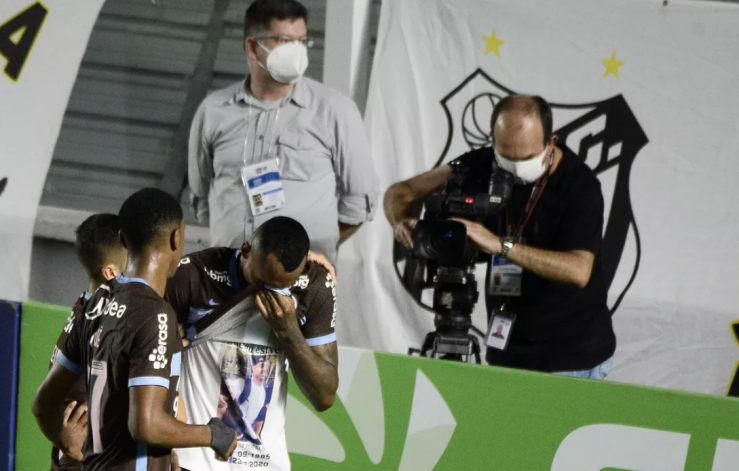 Zagueiro do Corinthians marca no clássico e se emociona ao homenagear irmã falecida