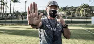 Holan nega que derrota no clássico deixará Santos abalado para pegar Boca Juniors