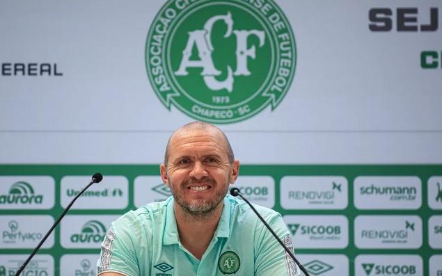 Mozart Santos valoriza defesa da Chapecoense e garante: “A gente vai para cima”