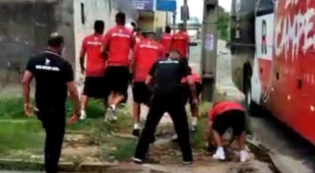 Jogadores descem de ônibus, peitam torcida e atiram pedras