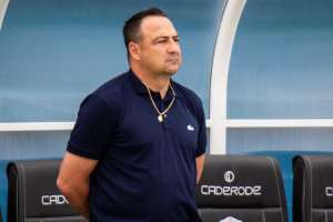 Após deixar clube na vice-liderança, técnico visa proposta para o Brasileiro
