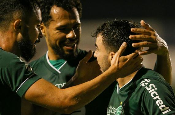 Abraços para o gol de Andrigo