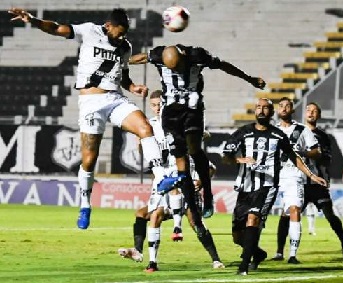 Carpini impõe o seu estilo e Fábio Moreno apenas olha