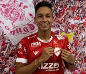 Goiano: Reforço vindo da Europa, volante celebra chegada ao Vila Nova