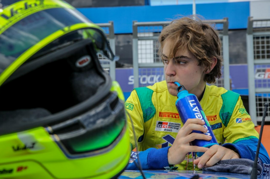 Piloto de apenas 17 anos é destaque na Stock Light