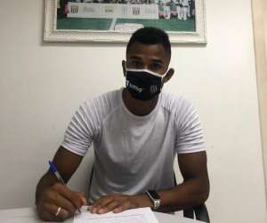Pensando no futuro, Santos renova com zagueiro de 18 anos até 2026