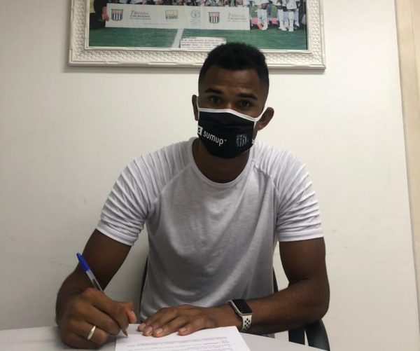 Pensando no futuro, Santos renova com zagueiro de 18 anos até 2026