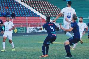 Paranaense: Em lance bizarro, zagueiro coloca mão na bola e juiz marca pênalti