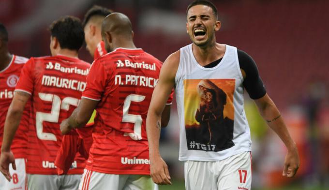 Thiago Galhardo fez o gol, tirou a camisa e foi amarelado