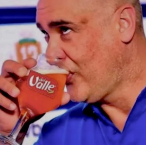 Ídolo do Palmeiras bebe cerveja e provoca rivais: 