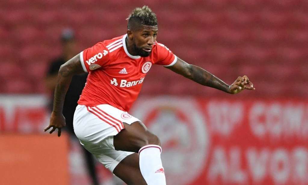 Com fim de empréstimo, lateral do Internacional voltará ao Flamengo